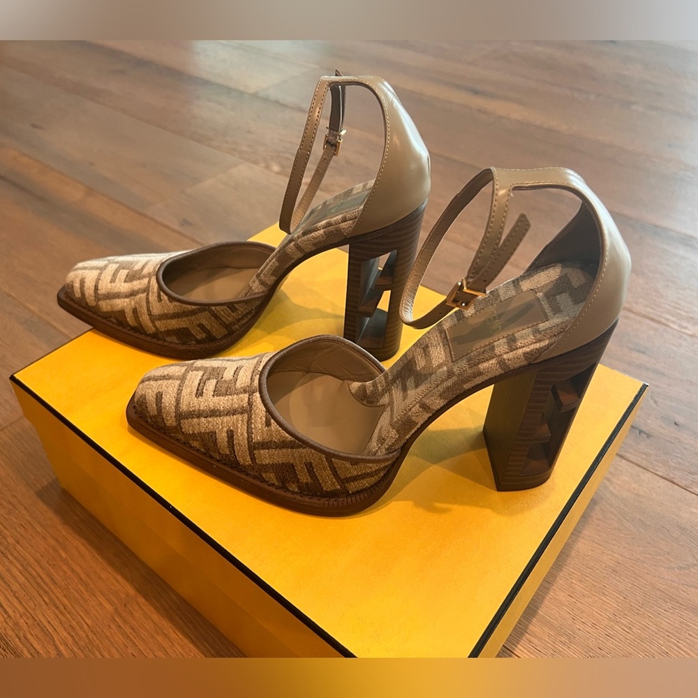 🔹 Fendi Jaquard  Velvet Heels, 7 1/2 - Picture 2 of 13